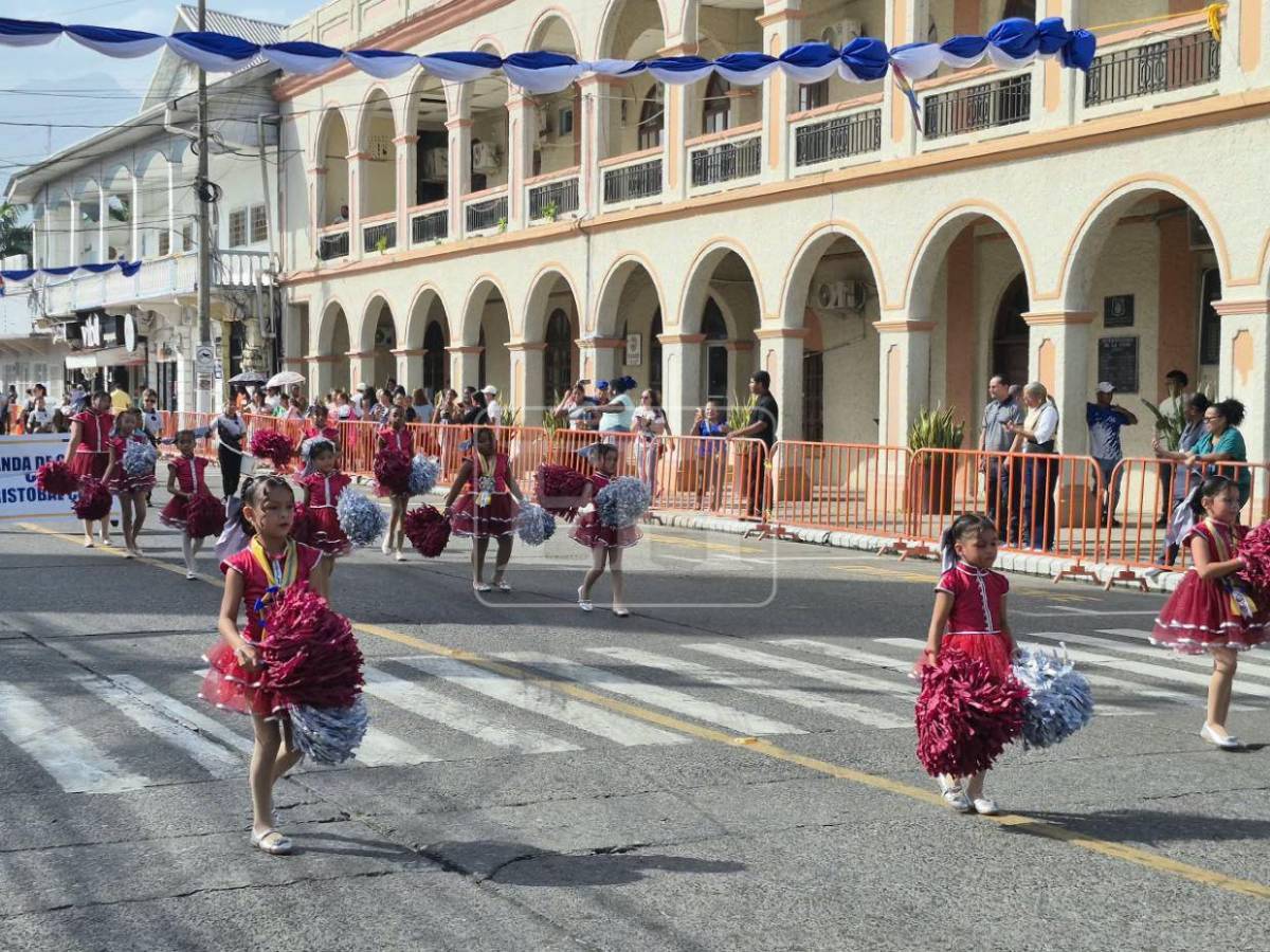 Unos 26 centros educativos participan en desfiles patrios de La Ceiba