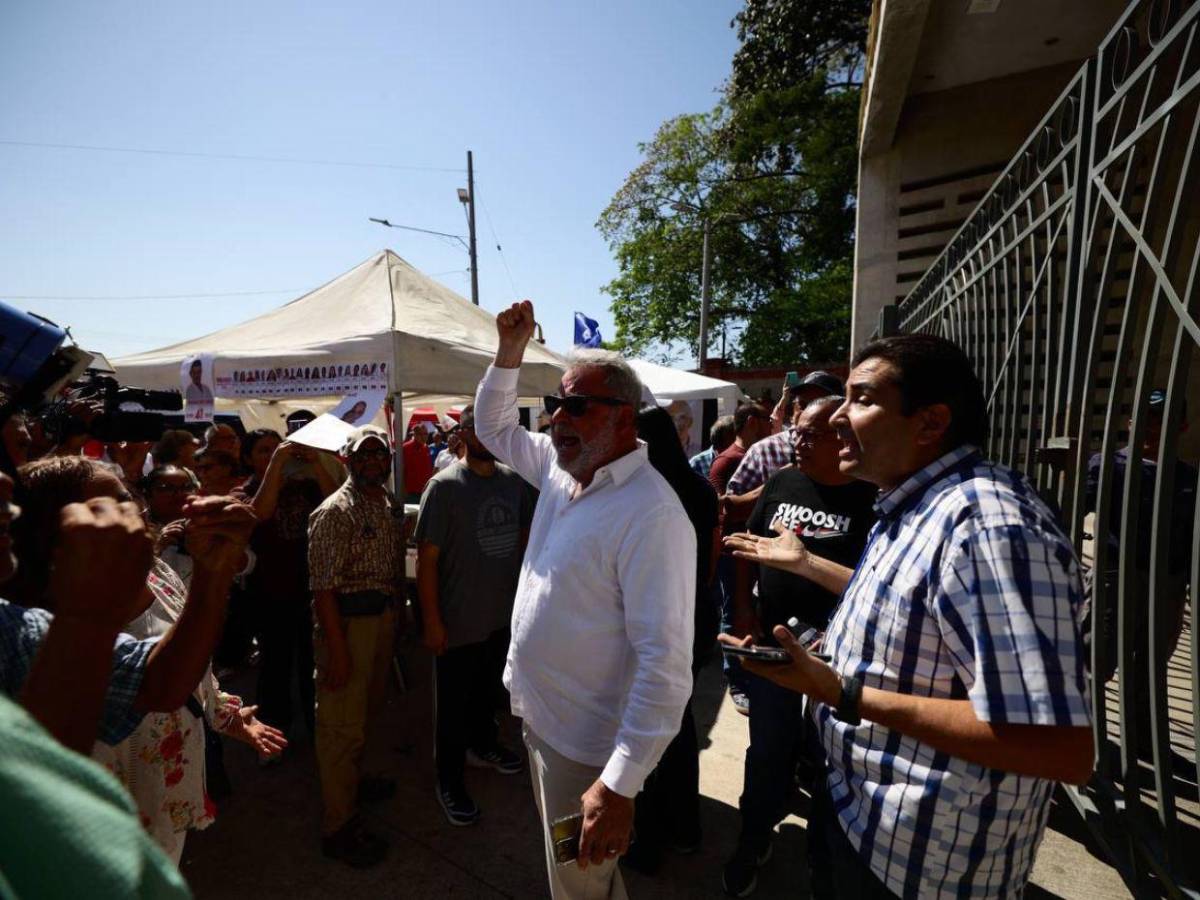 “Libre es una m...”: Roberto Contreras critica retraso en la apertura de urnas en SPS
