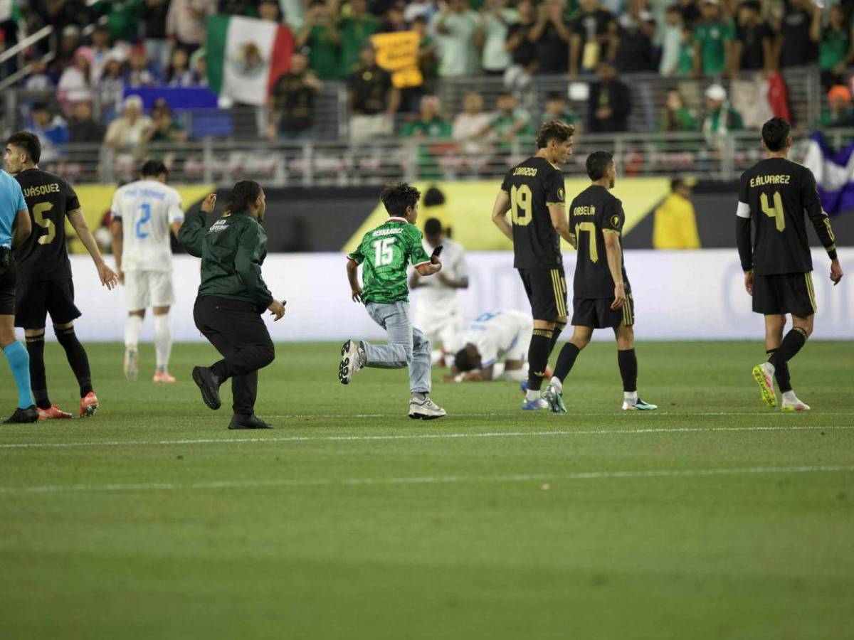 No se vio en TV: Peleas en las gradas del Honduras vs México e intrusos en la cancha