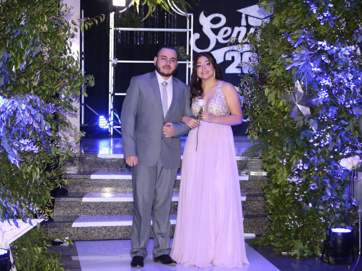 Desfile de seniors, madres y padres en la prom 2023 de Dowal School