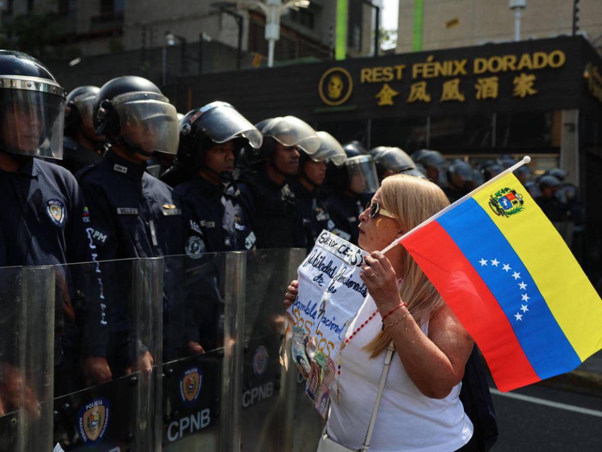 Con fotos de Maduro y pidiendo un salario digno: venezolanos conmemoran el Día del Trabajador