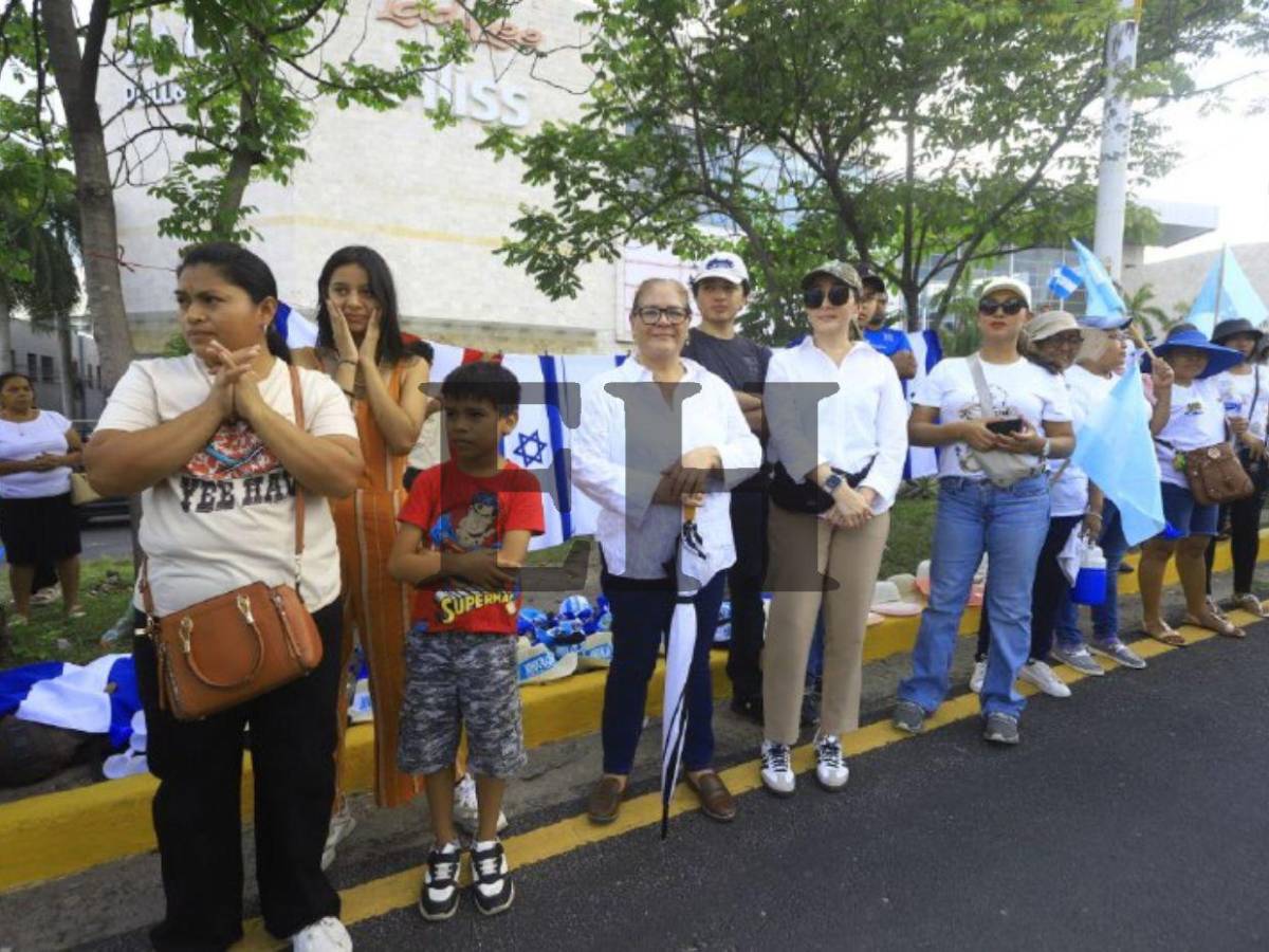 Con fe y devoción, cientos de personas caminaron por la paz y democracia en SPS