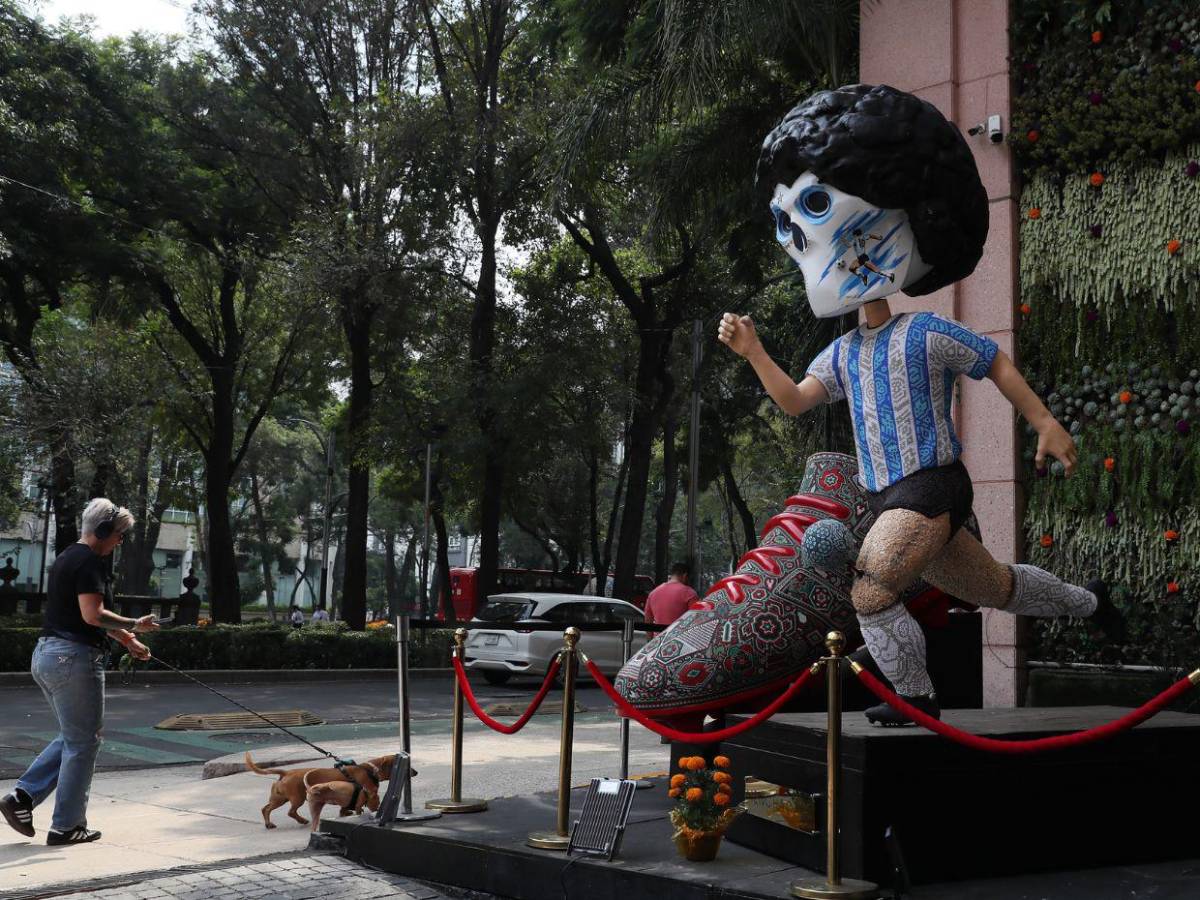 Gigantescas obras de arte llenan de vida Ciudad de México para el Día de Muertos