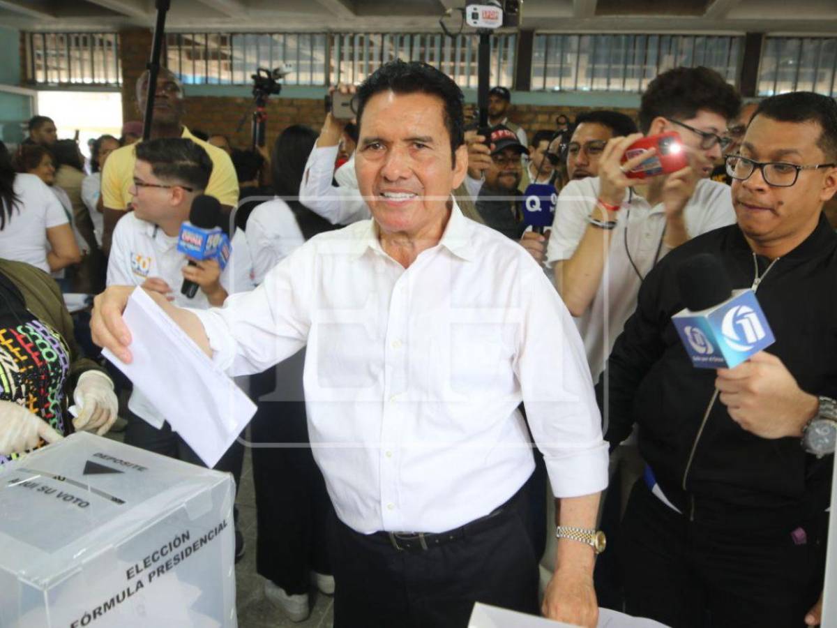 Acompañado de Salvador Nasralla, Eliseo Castro llega a ejercer su derecho al voto