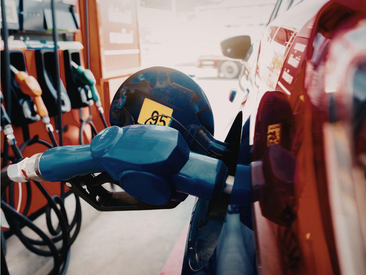 Conductores se abastecen de combustible días antes de un nuevo incremento en Centroamérica