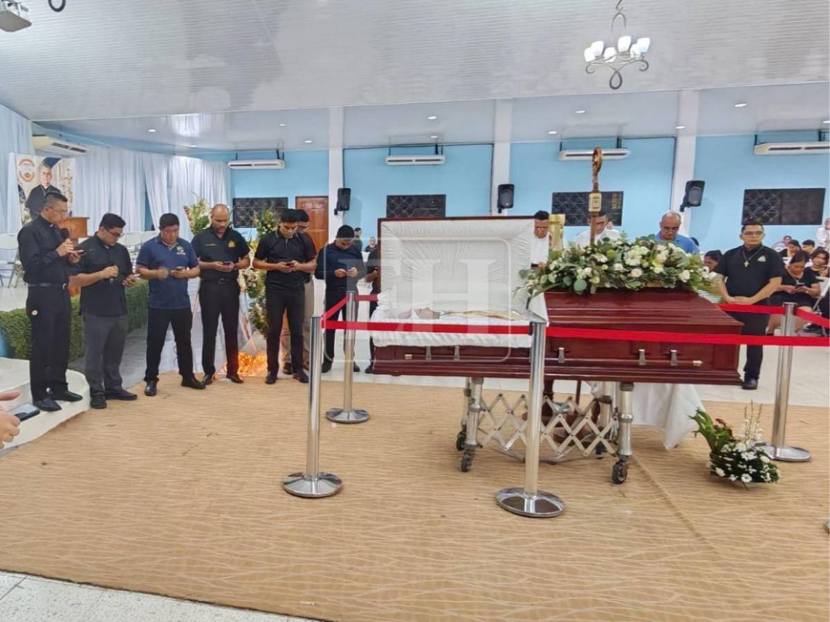 Feligreses se despiden de monseñor Teodoro Gómez en su velatorio en Choluteca