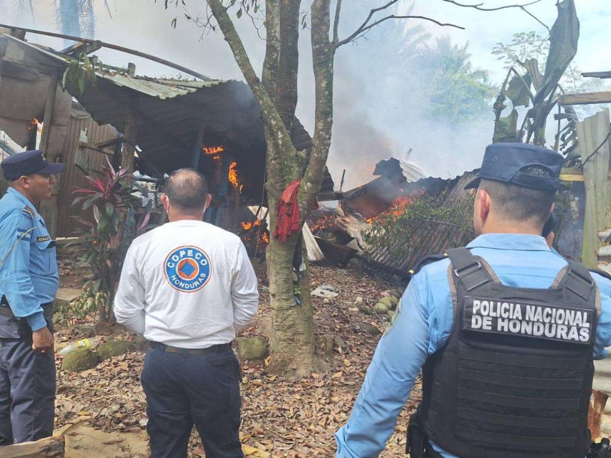“Mi hijo se murió”: Madre llora desconsolada muerte de su hijo en incendio en La Ceiba “Mi hijo se murió”: Madre llora desconsolada muerte de su hijo en incendio en La Ceiba