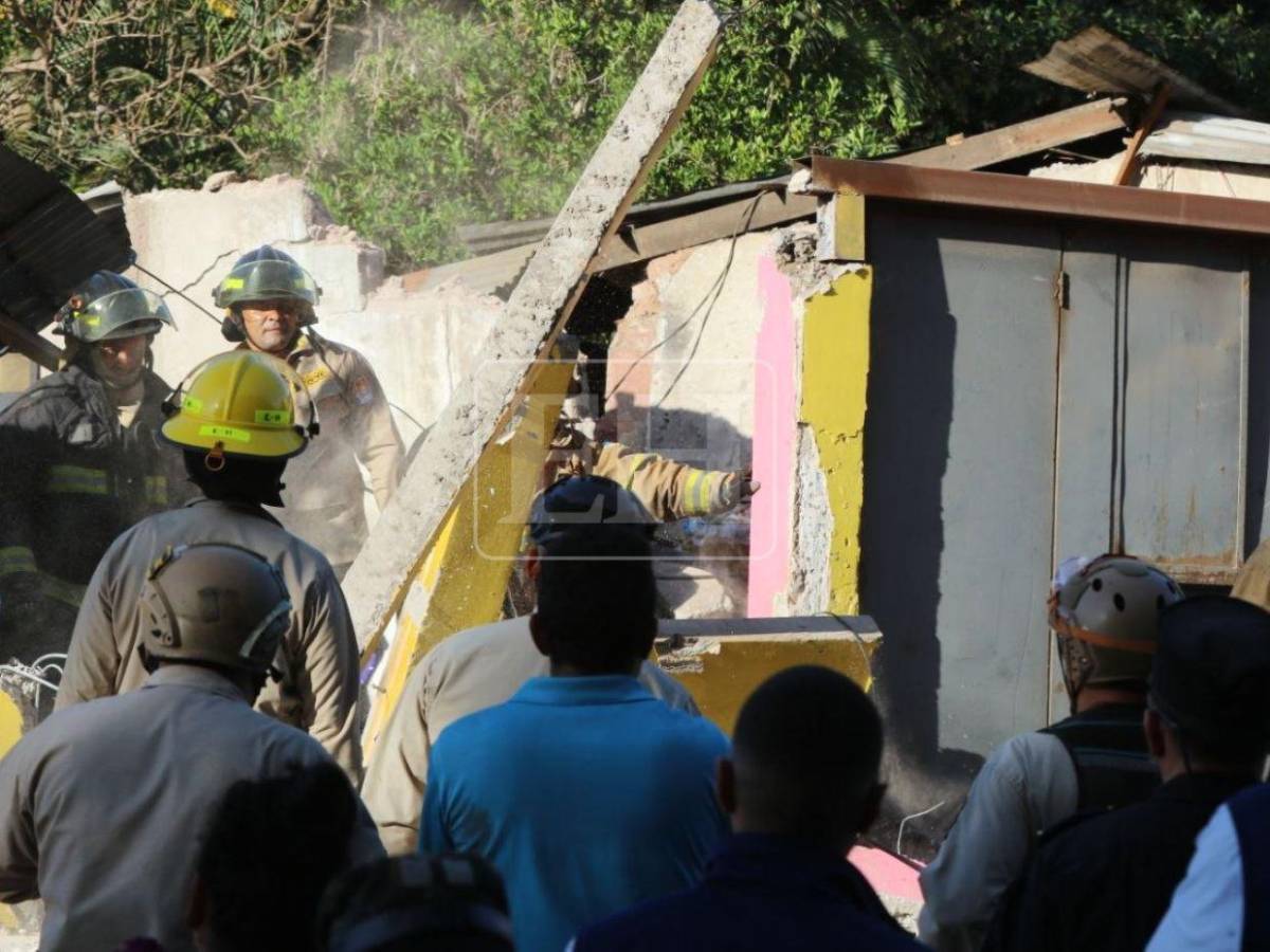 Retiran escombros y quitan volqueta de la zona del accidente en Villa Nueva