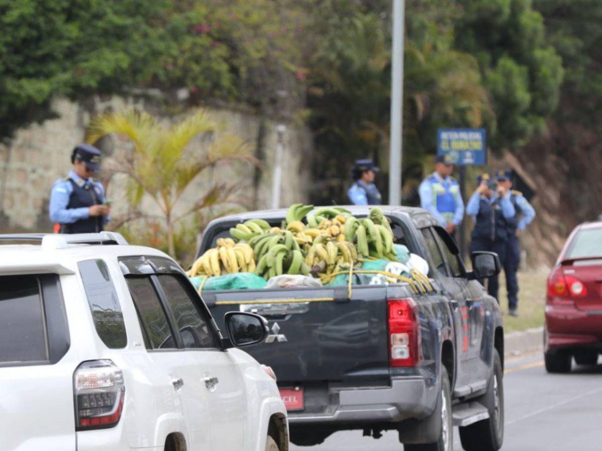 En caravanas y con retenes policiales, viajeros comienzan retorno a Tegucigalpa En caravanas y con retenes policiales, viajeros comienzan retorno a Tegucigalpa