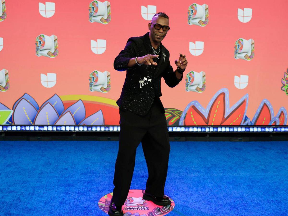 Así lucieron los famosos en la alfombra azul de Premios Juventud