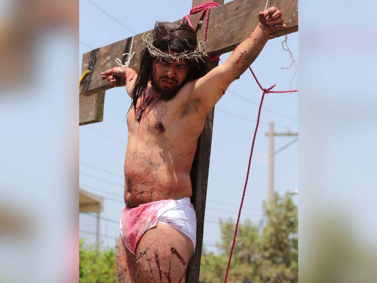 Momento de la muerte de Cristo, a cargo de la dramatización del cuadro vivo de la iglesia El Calvario.