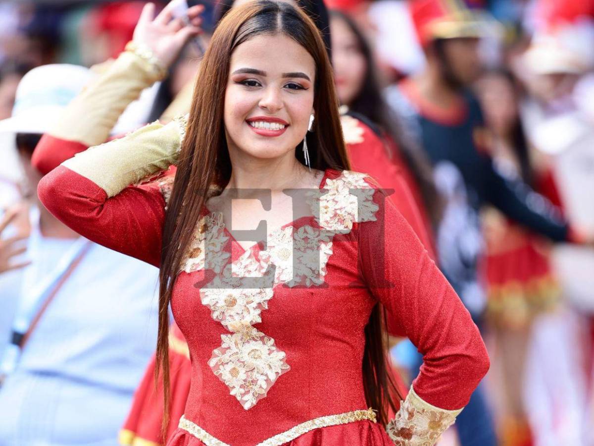 El rojo brilló en los desfiles patrios: los atuendos que marcaron tendencia este 2025