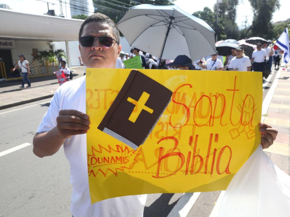 Día de la Biblia: Cientos de hondureños desfilan por el bulevar Suyapa en Tegucigalpa