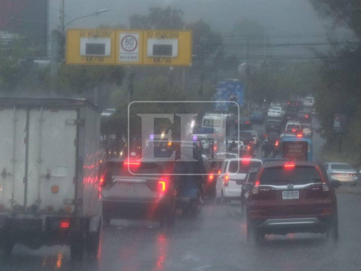 ¡La espera terminó! Fuertes lluvias caen sobre la capital