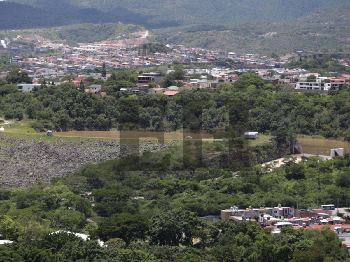 Recientes lluvias abastecen la represa Los Laureles de la capital y provocan inundaciones