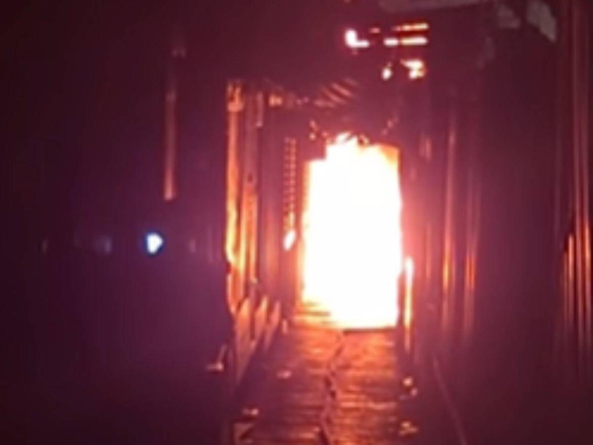 Bomberos heridos, negocios en cenizas y pérdidas cuantiosas: incendio en el mercado Galindo