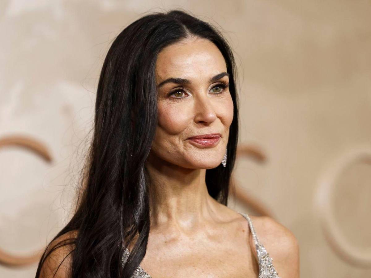 Demi Moore brilla en la alfombra roja de los Premios Oscar 2025