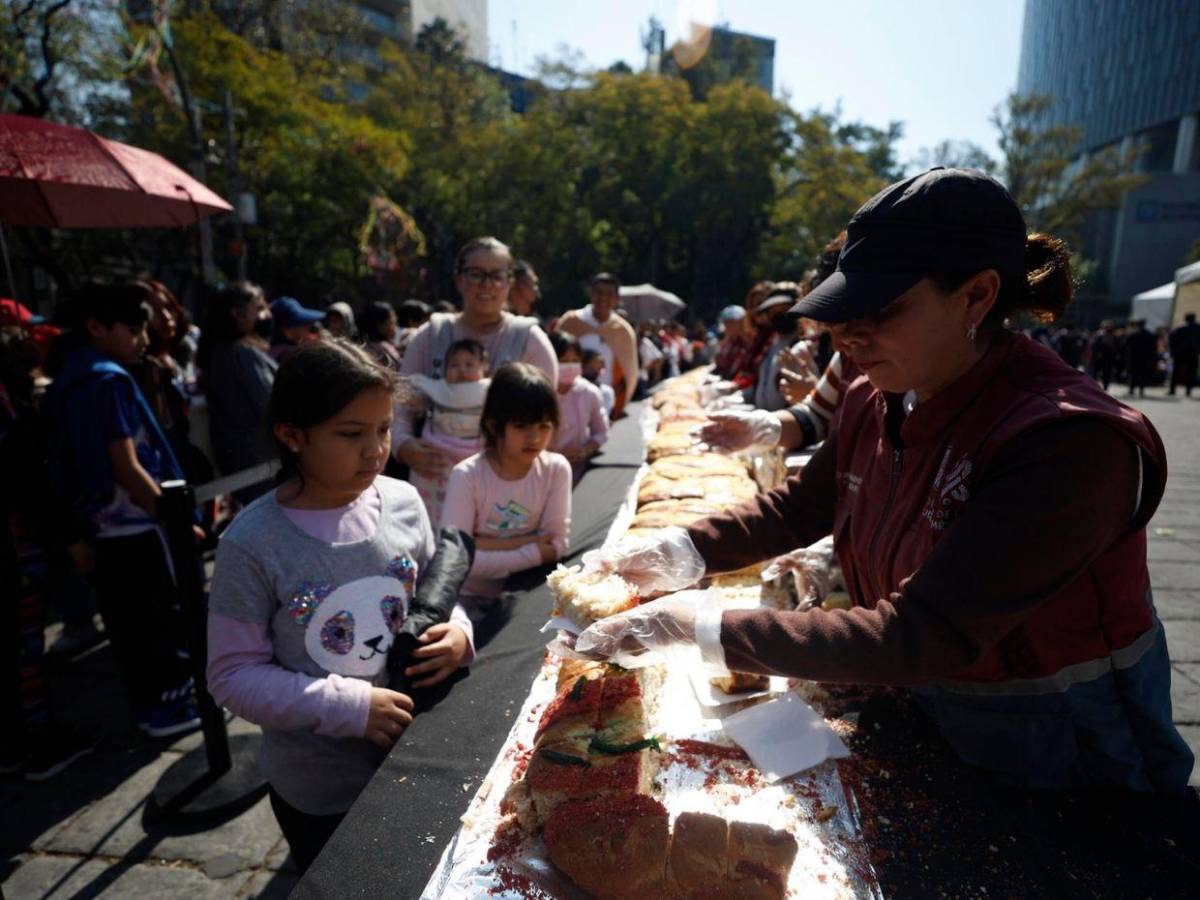 Entre sonrisas y filas interminables, miles disfrutan la mega rosca de Reyes en CDMX