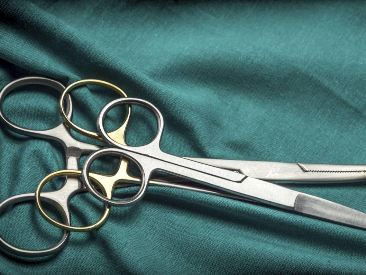 Mujer descubre tijeras olvidadas en su abdomen siete meses después de cirugía estética