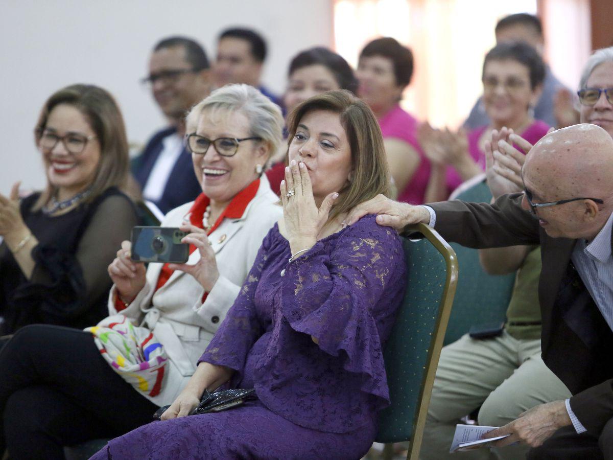 “Lupita”, la esposa de Candelario, le agradeció la dedicatoria con un beso.