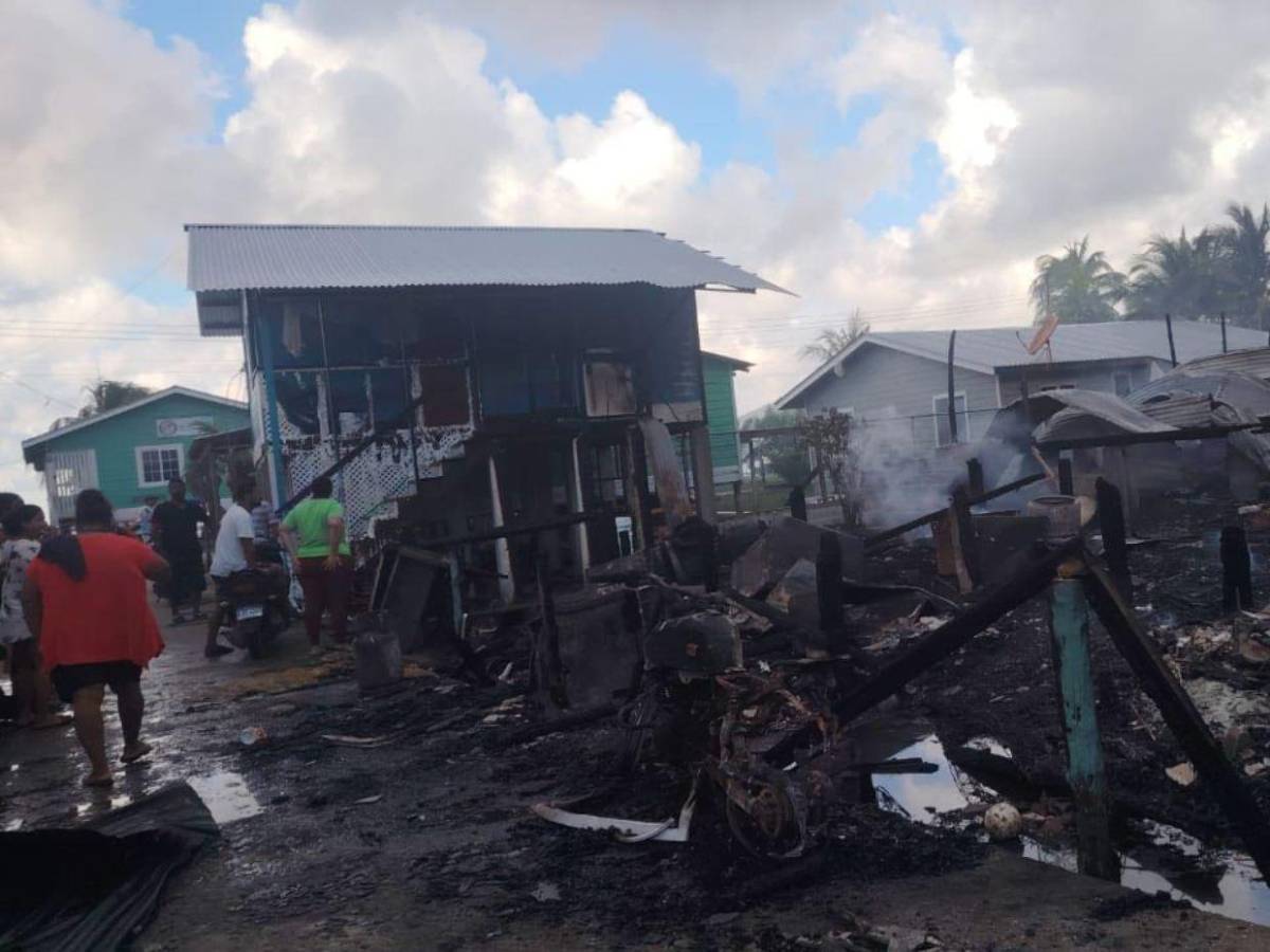 En fotos: el alcance de los daños a viviendas por potente incendio en Guanaja