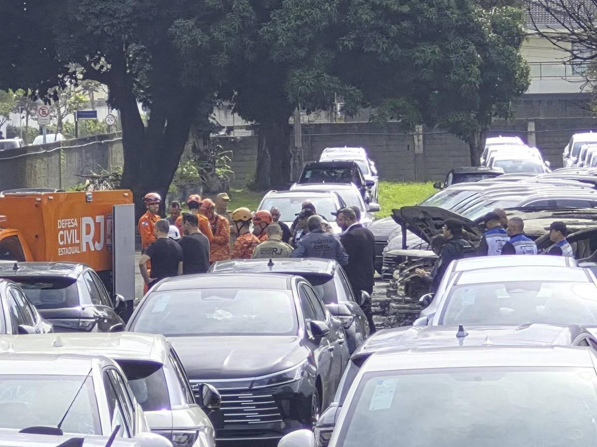 Choque de helicópteros deja seis muertos en Río de Janeiro y lanza fragmentos contra edificios