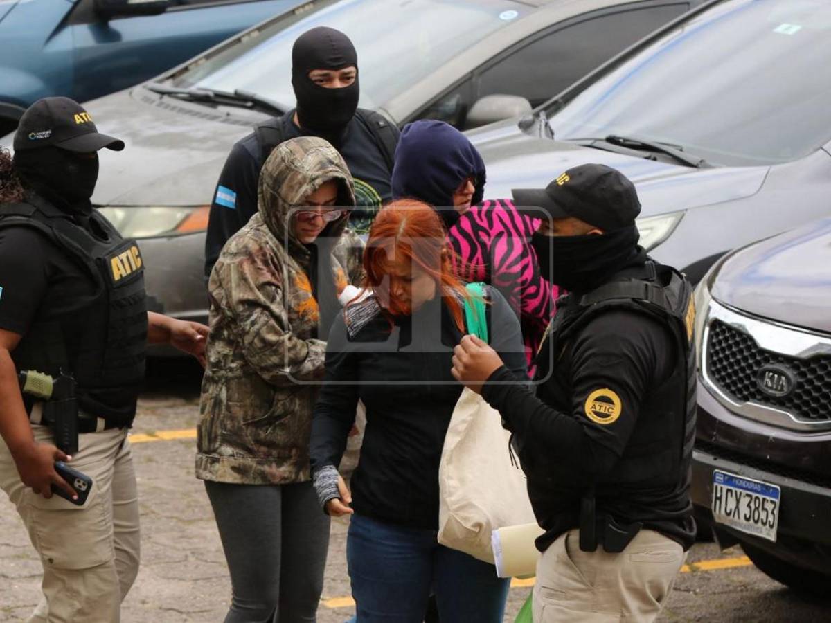 Con cobijas y bien abrigados: llegan detenidos a su audiencia por caso Sedesol