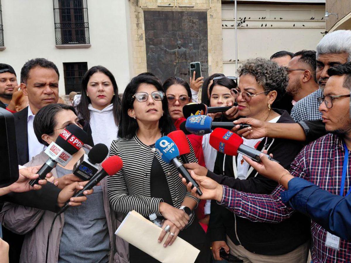 En una iglesia y con más de 70 diputados: así se desarrolla sesión extraordinaria de la oposición