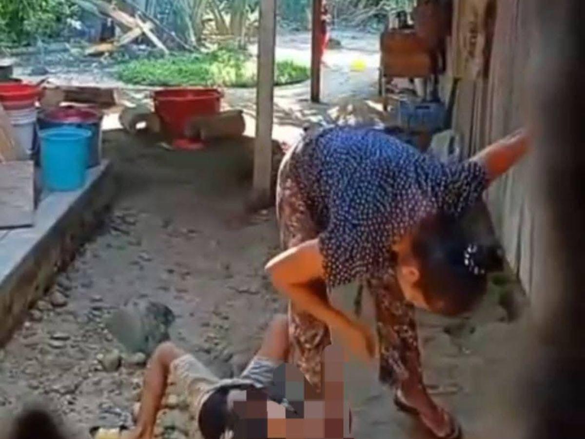 Le puso su pie sobre el cuello: madre es captada dando brutal golpiza a su pequeño hijo