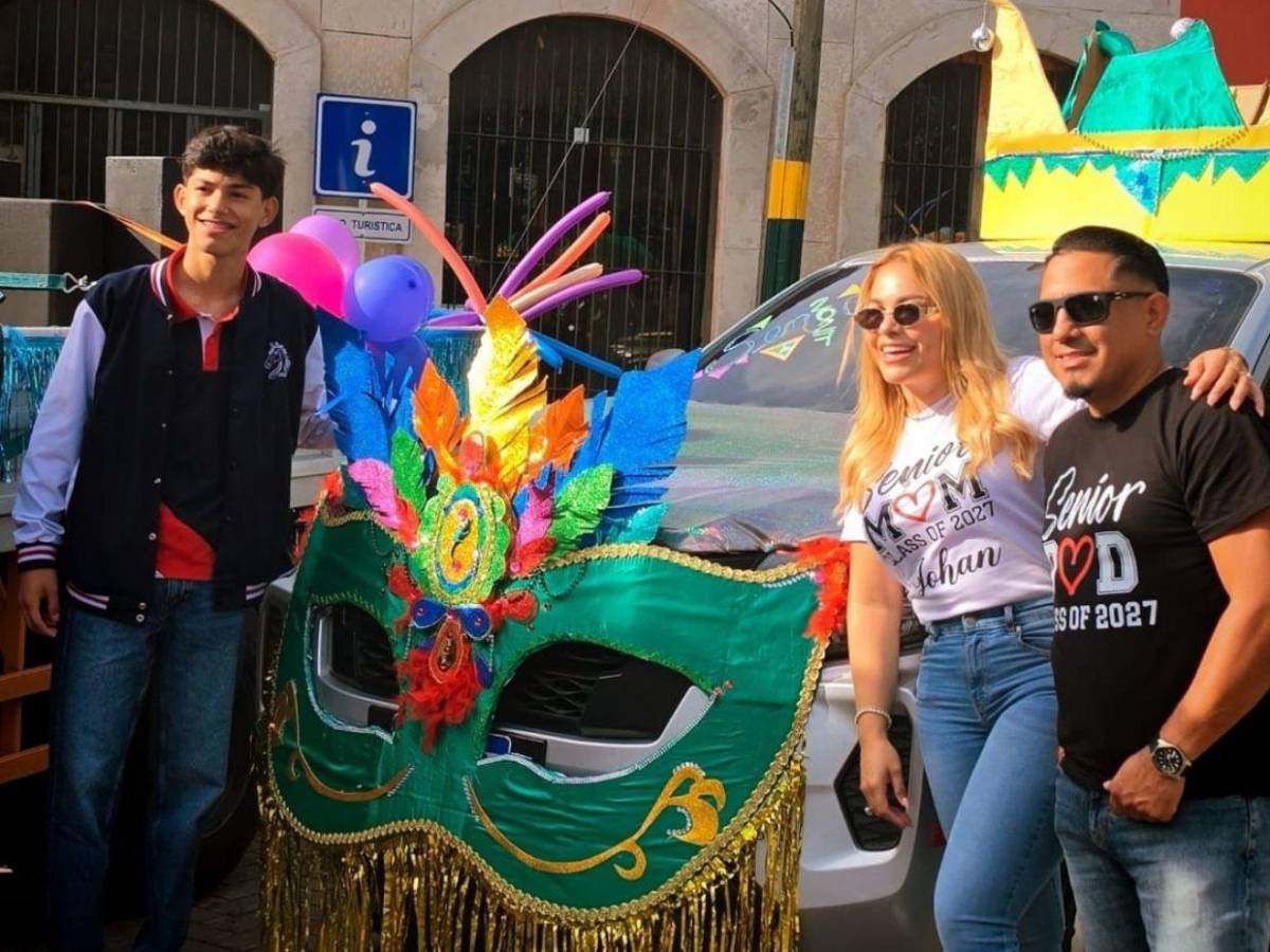 Al ritmo de carnaval, seniors de Escuela Bilingue Honduras hacen su entrada