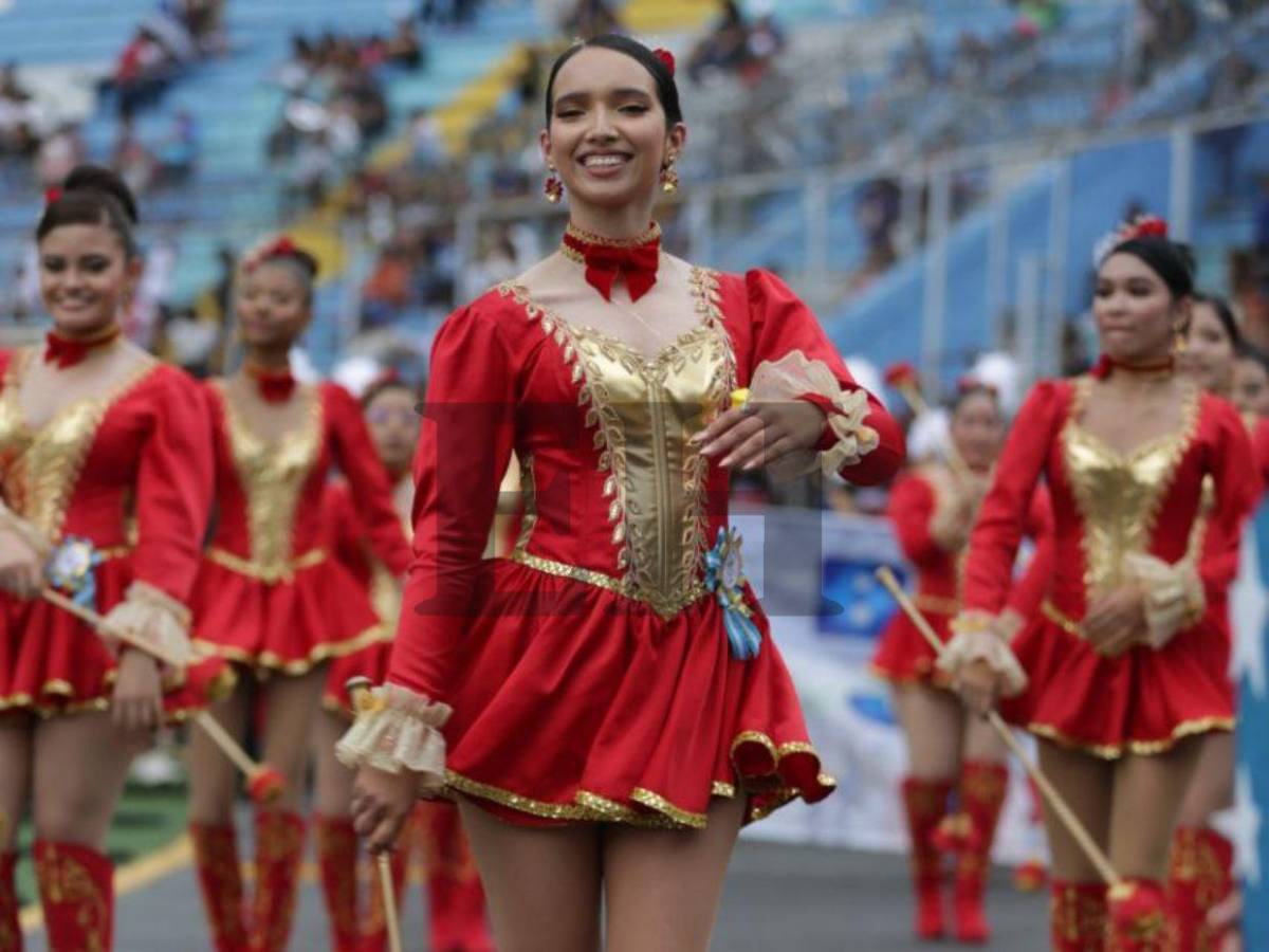 El rojo brilló en los desfiles patrios: los atuendos que marcaron tendencia este 2025