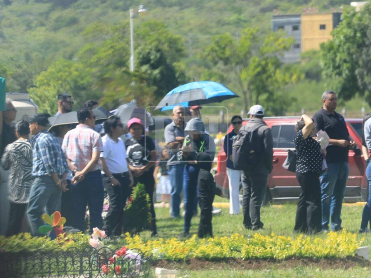 Doloroso último adiós a Claudia Garay, víctima del trágico derrumbe en la capital
