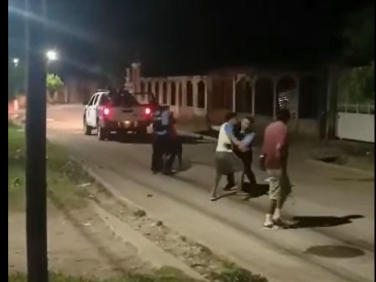 Momento en el que atacan a policías durante el arresto de una mujer en San Lorenzo: hay tres detenidos