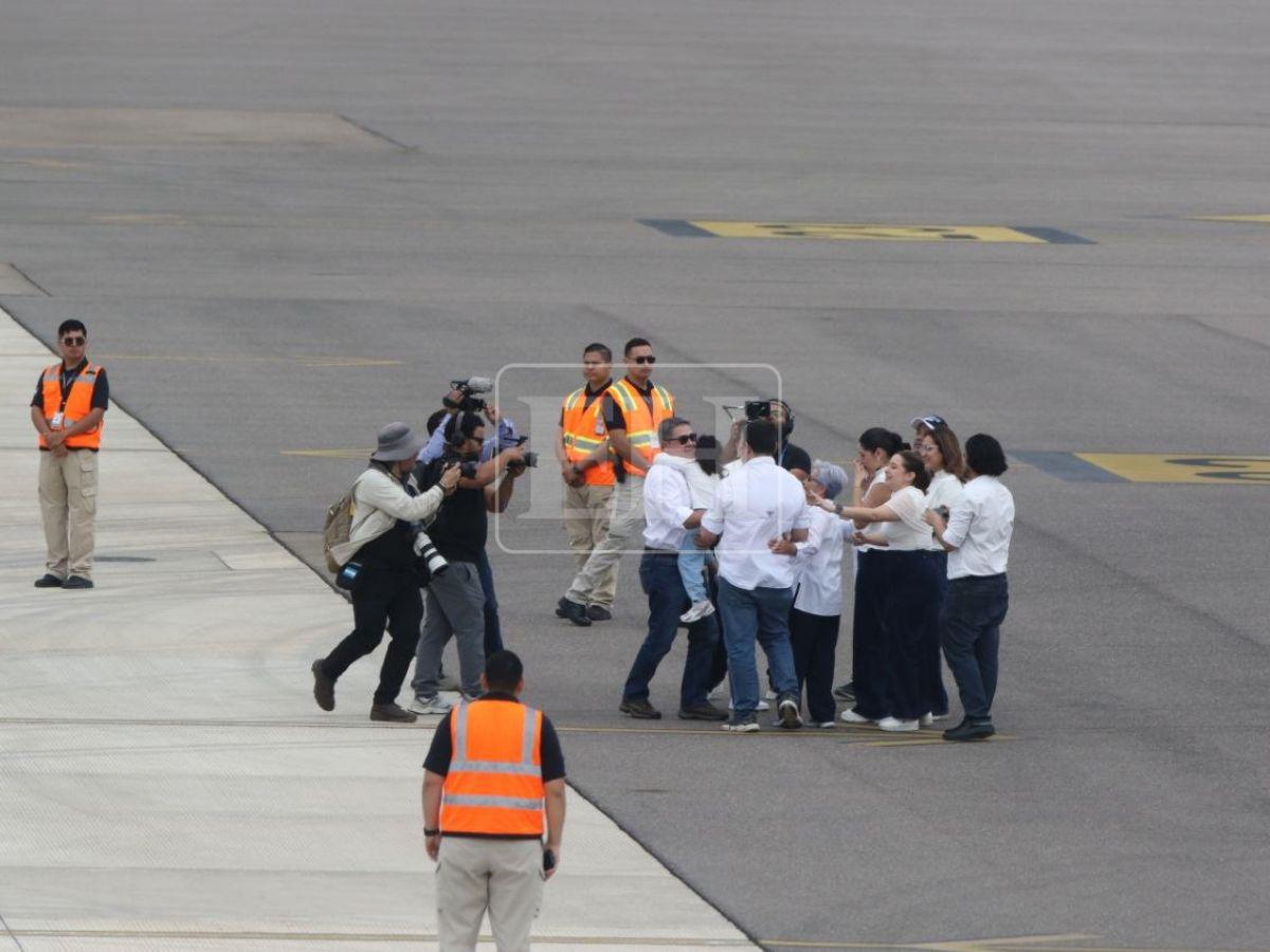 El esperado beso que Ana García le dio a Juan Orlando Hernández tras su regreso a Honduras