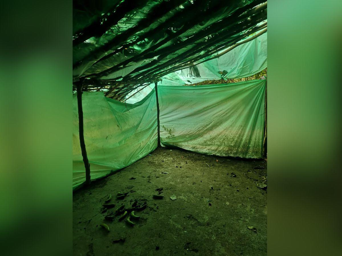 Estas son algunas de las estructuras construidas por los pandilleros para refugiarse de las inclemencias del clima en estos sectores. (Clic en la flecha para ver la siguiente)