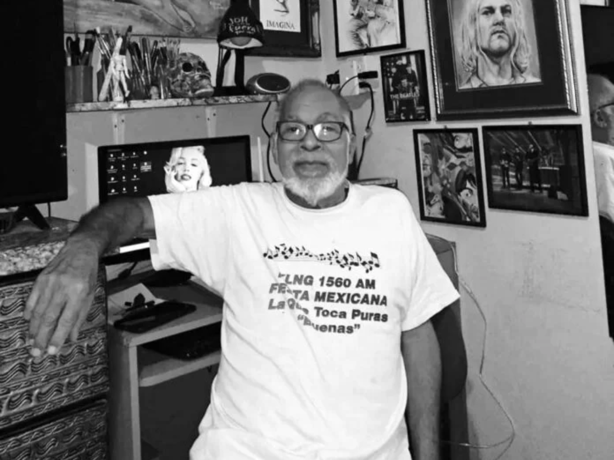 Oscar Galindo era padre Gabriel Galindo, quien heredó un gran talento en las artes. Junto a él se muestran algunas pinturas hechas por su hijo.