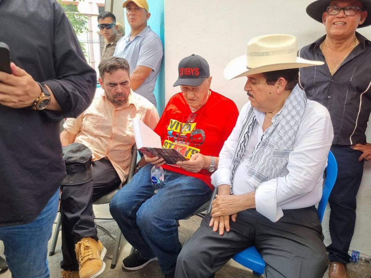 Mel Zelaya pasea su libro El Golpe 28-J durante marcha del Día del Trabajador
