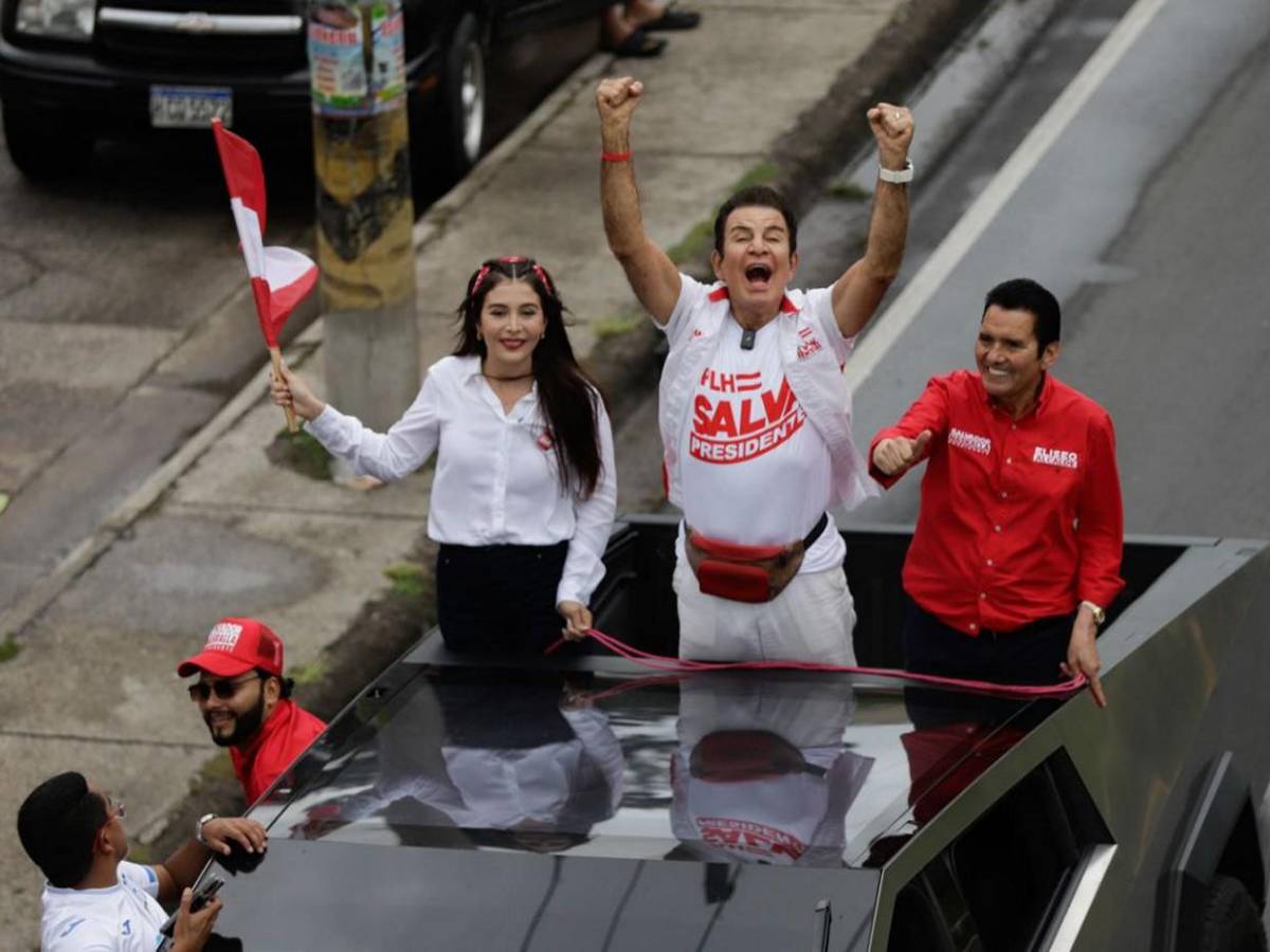 Salvador Nasralla lidera caravana en bulevar Fuerzas Armadas de Tegucigalpa