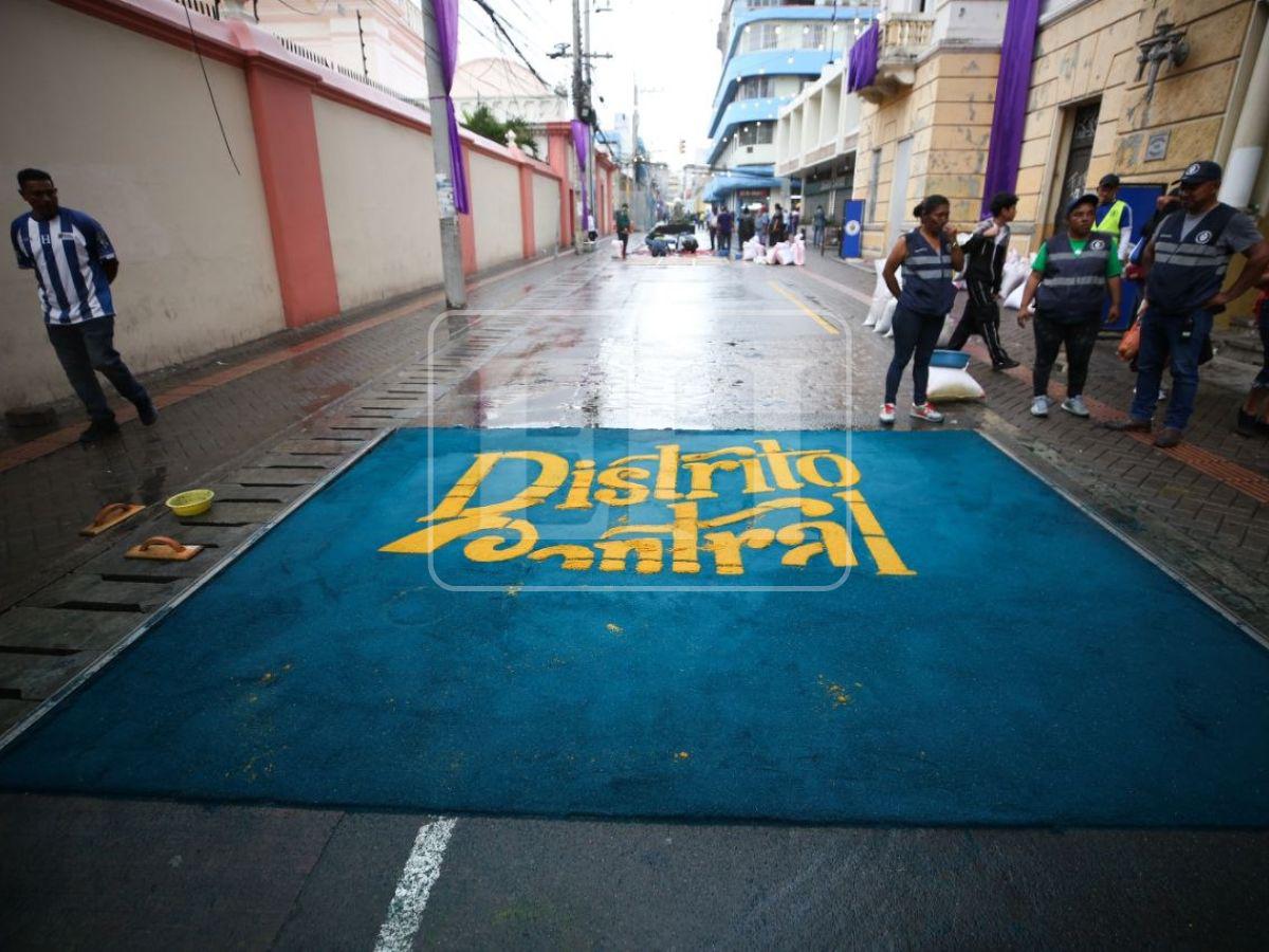 El centro de Tegucigalpa se pinta de colores con las alfombras de aserrín para el Domingo Santo