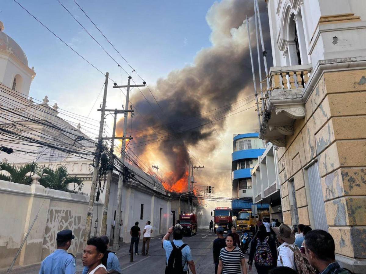 Infernales llamas y pérdidas materiales: primeras imágenes del incendio en el centro de la capital