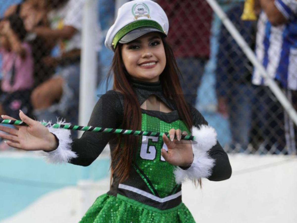 Por segunda vez, Michelle Sánchez vuelve a robar suspiros en los desfiles patrios