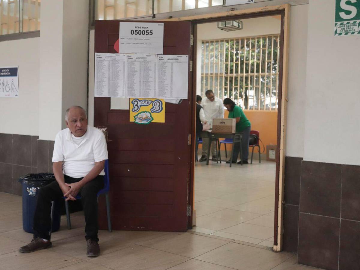 Segunda vuelta con falta de material en mesas: así se desarrollan las elecciones en Perú