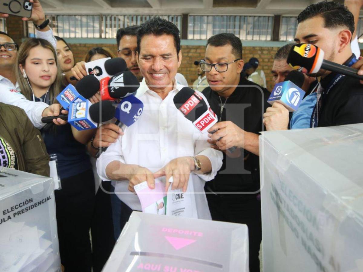 Acompañado de Salvador Nasralla, Eliseo Castro llega a ejercer su derecho al voto