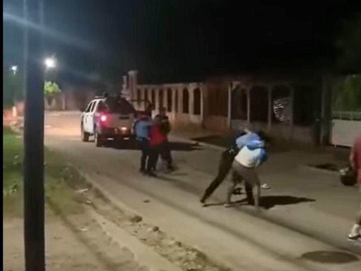 Momento en el que atacan a policías durante el arresto de una mujer en San Lorenzo: hay tres detenidos