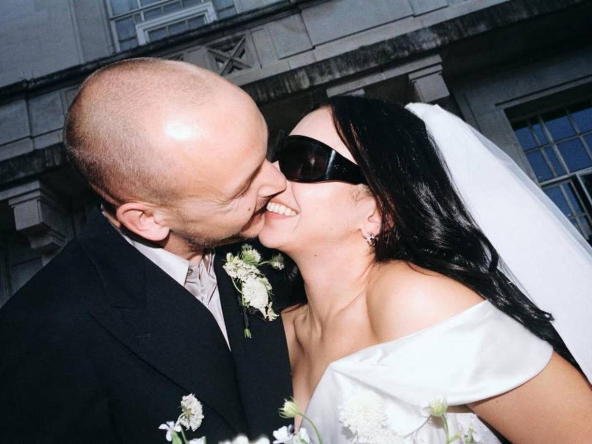 Charli XCX y George Daniel celebran una segunda boda en Italia con una fiesta sin restricciones