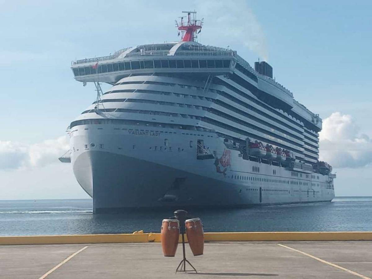 Richard Branson, multimillonario que viajó al espacio, visitó Honduras en uno de sus cruceros