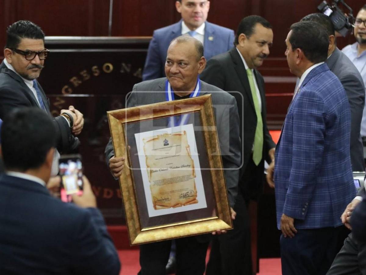 Congreso Nacional condecora a los mundialistas de España 82 con Gran Cruz con Placa de Plata