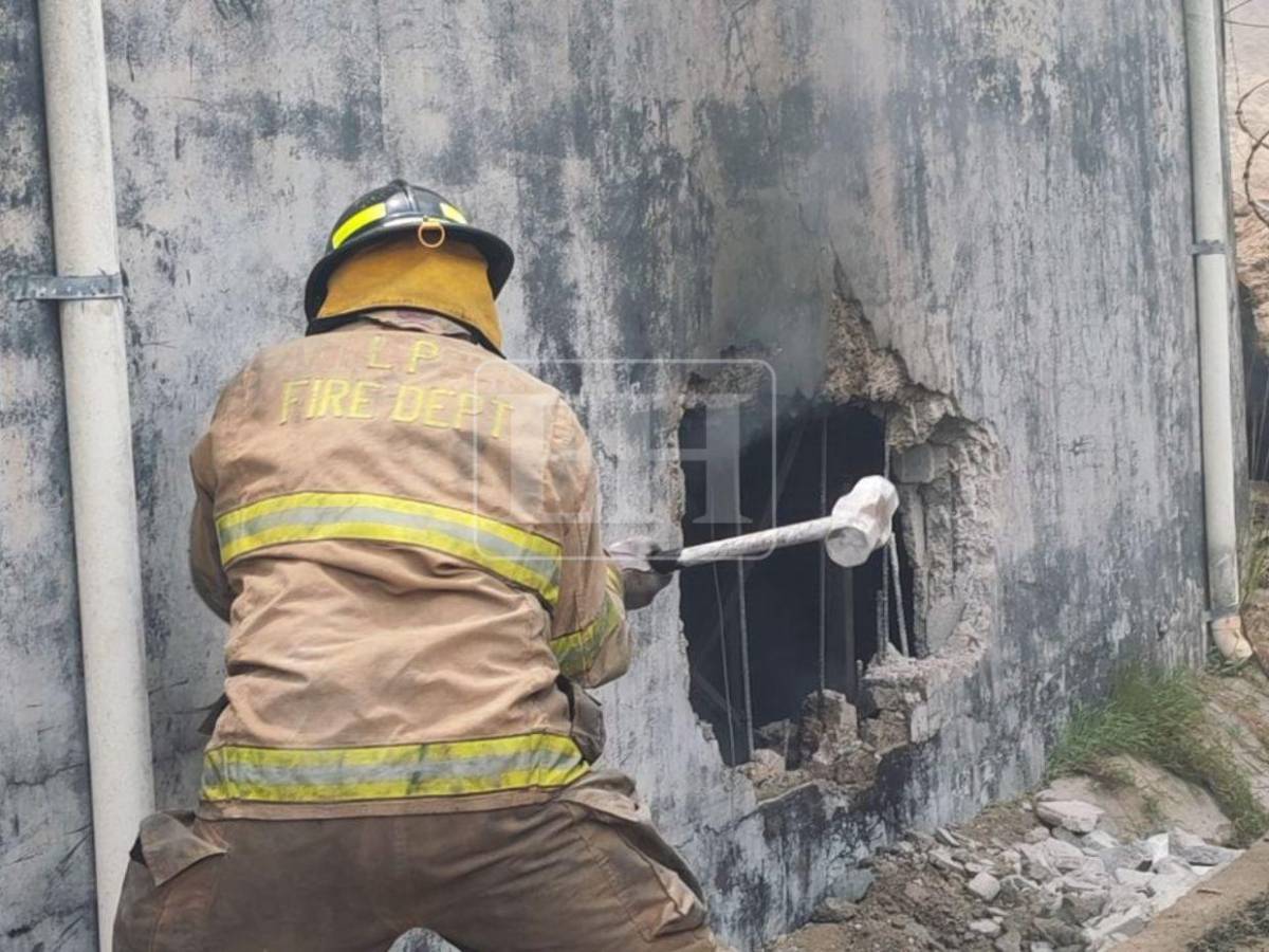 Rompiendo paredes: bomberos siguen buscando a desaparecidos en bodega del anillo periférico