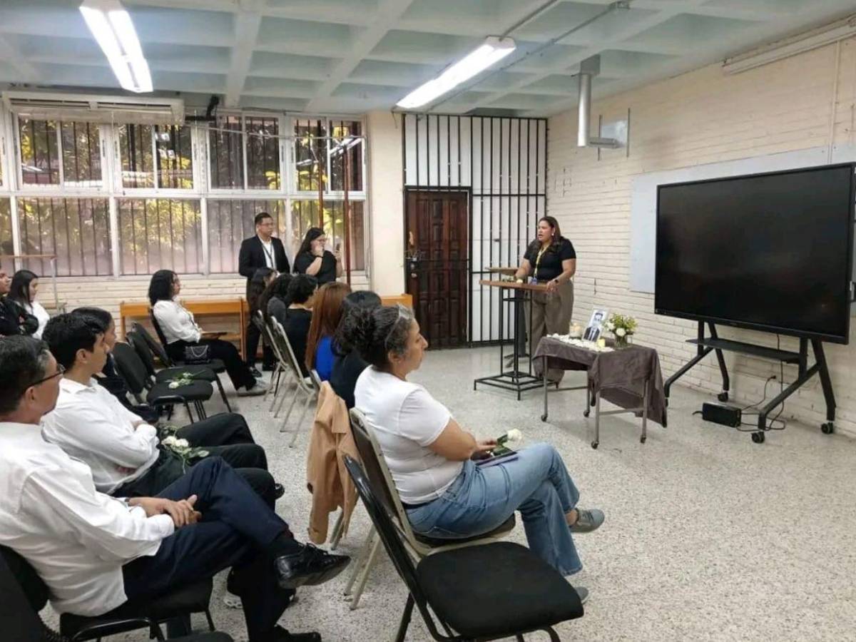 Rinden homenaje a Christian Mendoza, estudiante de Periodismo que falleció en accidente