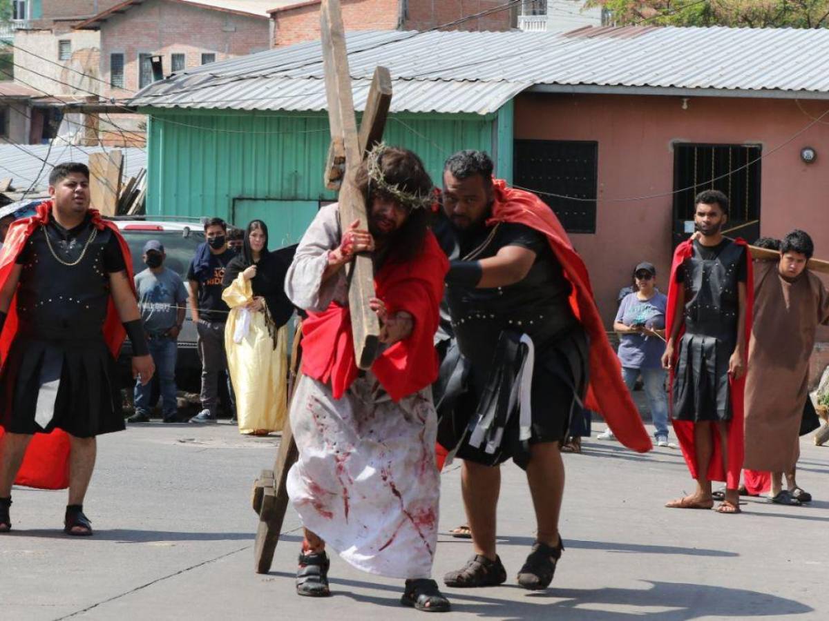 Momento de la dramatización de Jesucristo cargando la cruz durante el Vía Crucis.